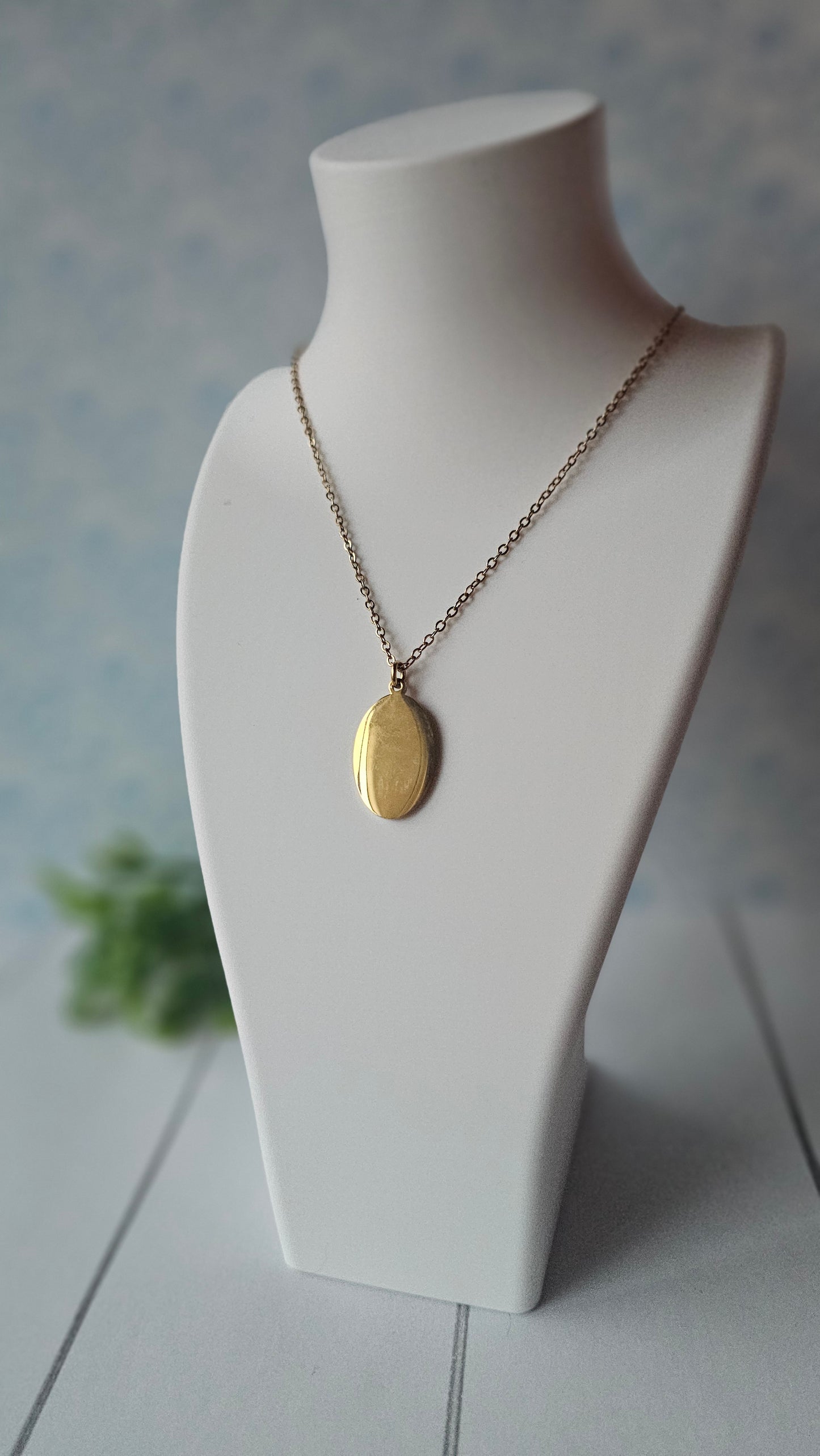 Engraved Oval Pendant Necklace – Simple, Timeless & Personal